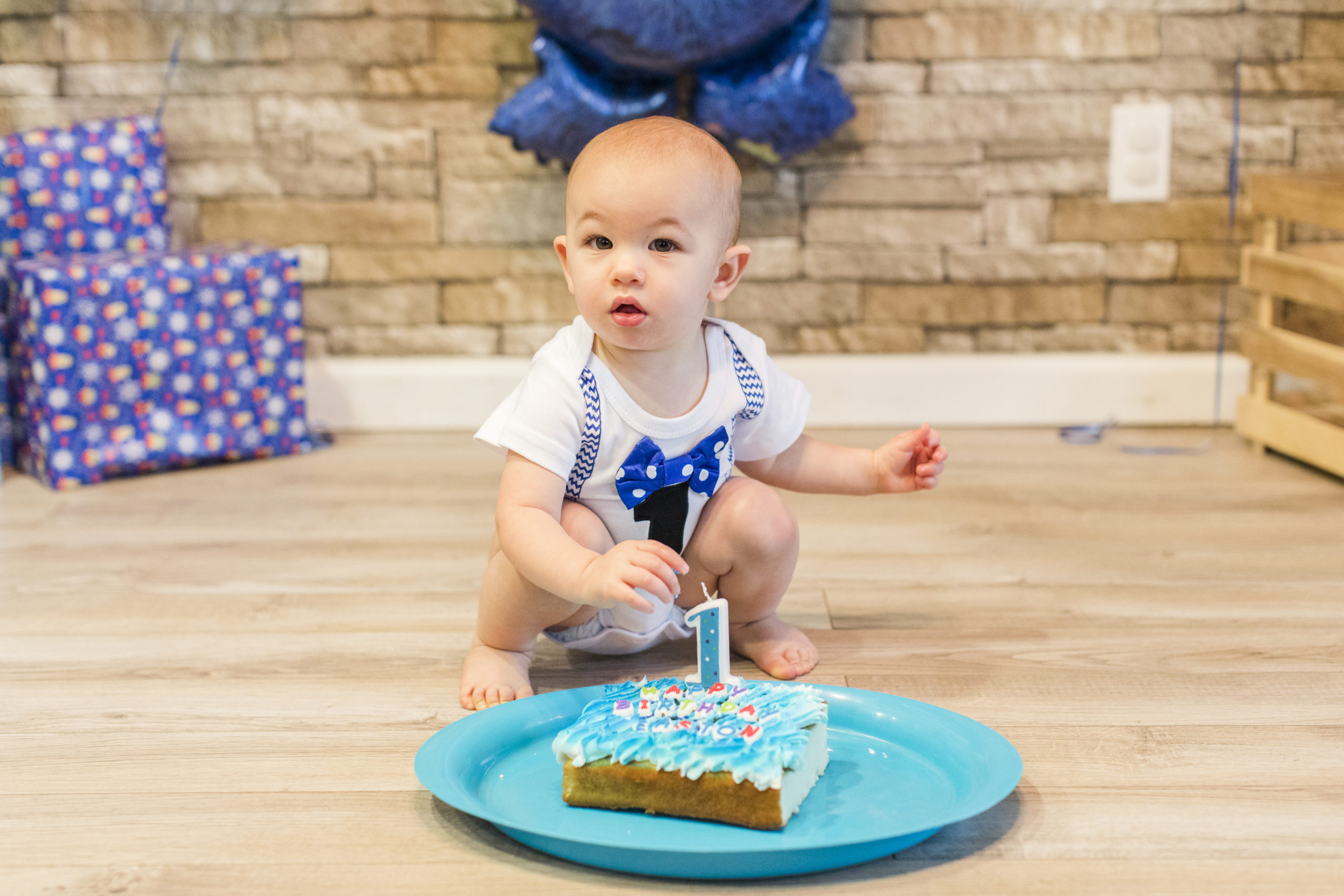 one year baby and birthday cake